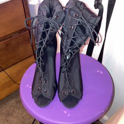 NEW BLK LACED UP HEEL SIZE 6