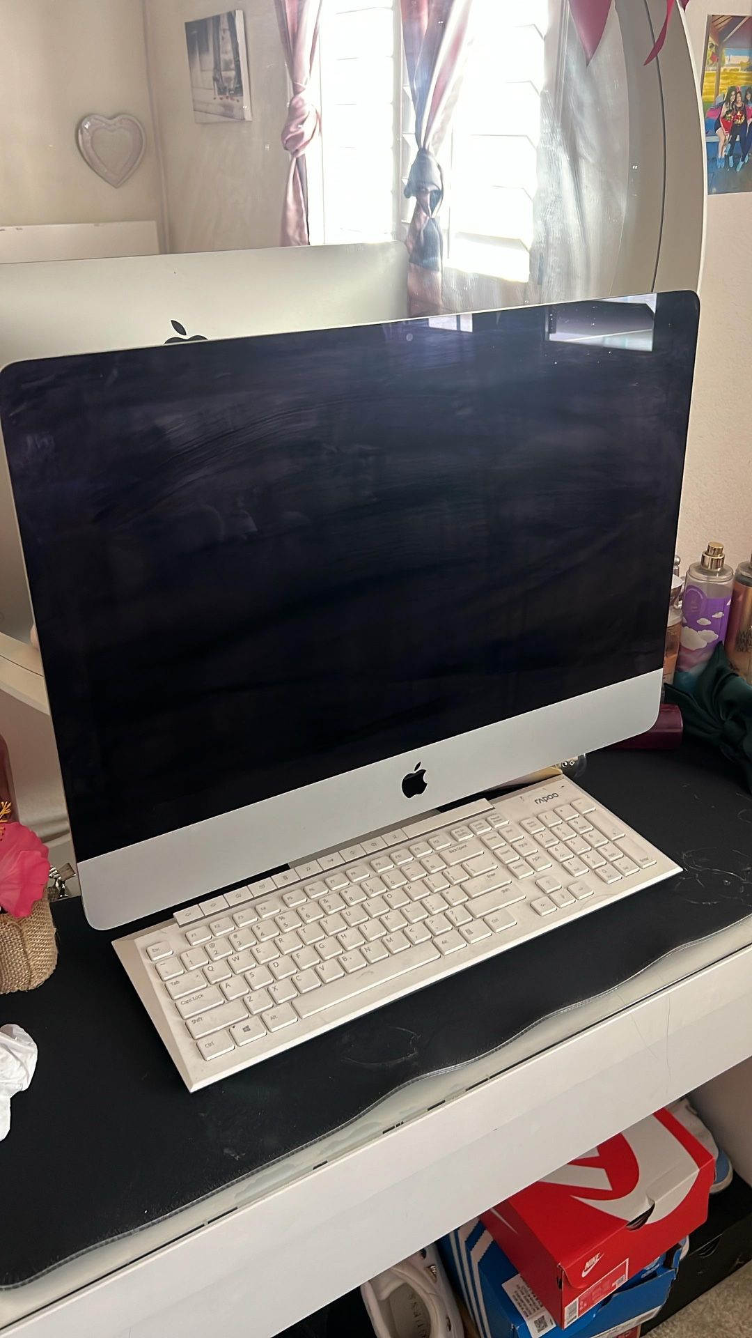 iMac (21.5-inch ,Late 2012) Comes With Wireless Keyboard Seen In Picture