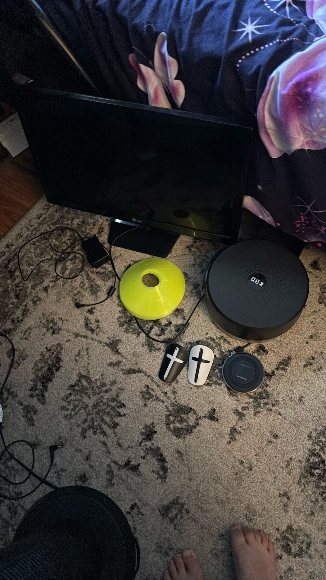 Cones Shinguards Monitor Monitor Stand And Samsung Charger 