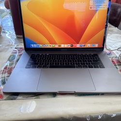 MacBook Pro 2017.  15inch.  512GB