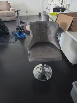 Burberry bar chairs , like new, 2 Grey 2 black
