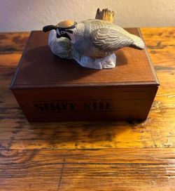 COFRE DE MADERA ANTIGUO CON ASA DE PAJARO