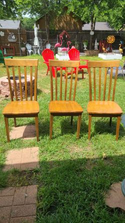 3 sillas de madera