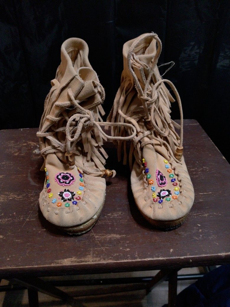 Betsey Johnson 'Juleanna ' Fring Boot - Moccasins. Size 10.