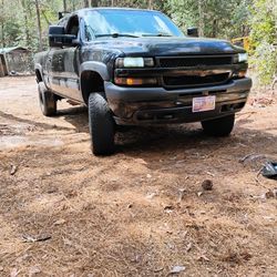 2001 Chevy 2500 HD With 8.1 Motor