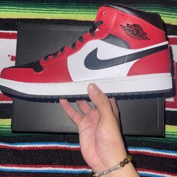 Jordan 1 Mid Chicago Toe