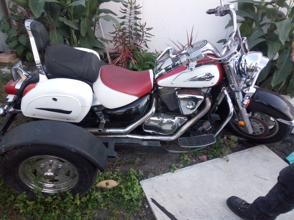 1999 Suzuki Intruder motorcycle 1500