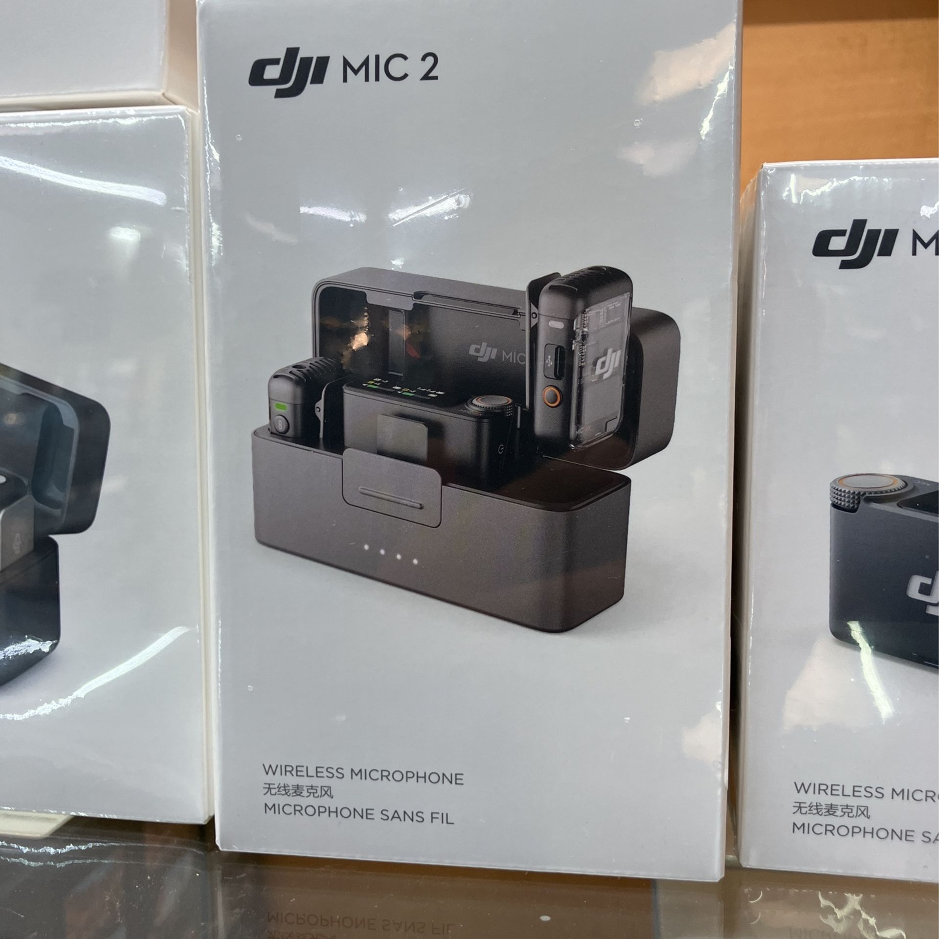 DJI Mic 2 2-Person Compact Digital Wireless Microphone System/Recorder for Camera & Smartphone (2.4 GHz)