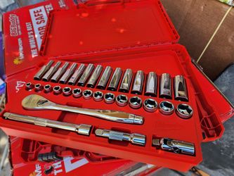 Milwaukee 32pc 3/8 in. Drive Metric Ratchet & Socket Mechanics Tool Set (32-Piece, New)