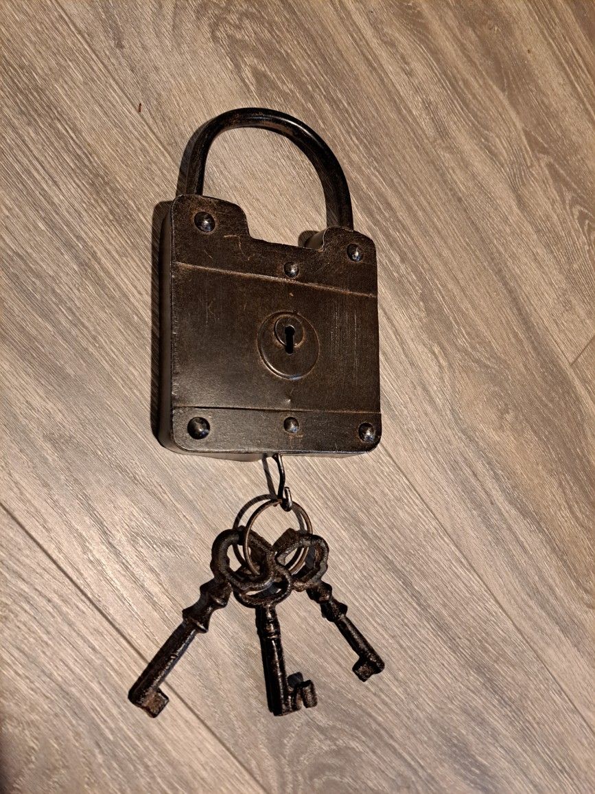 Metal Lock And Key Decor