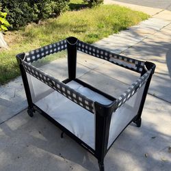 Pack and play portable playard