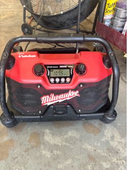 Milwaukee job site radio has aux input