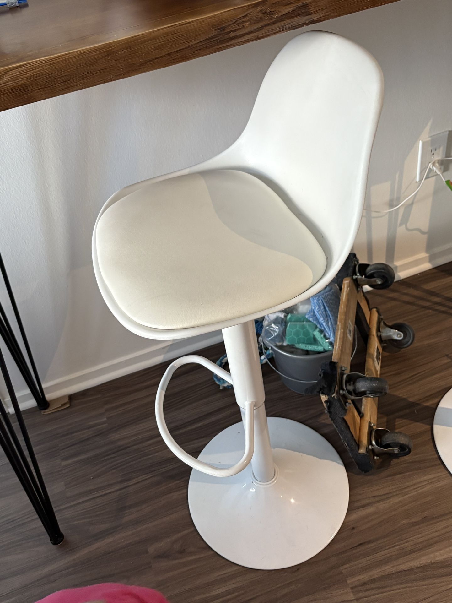 White Modern bar stools
