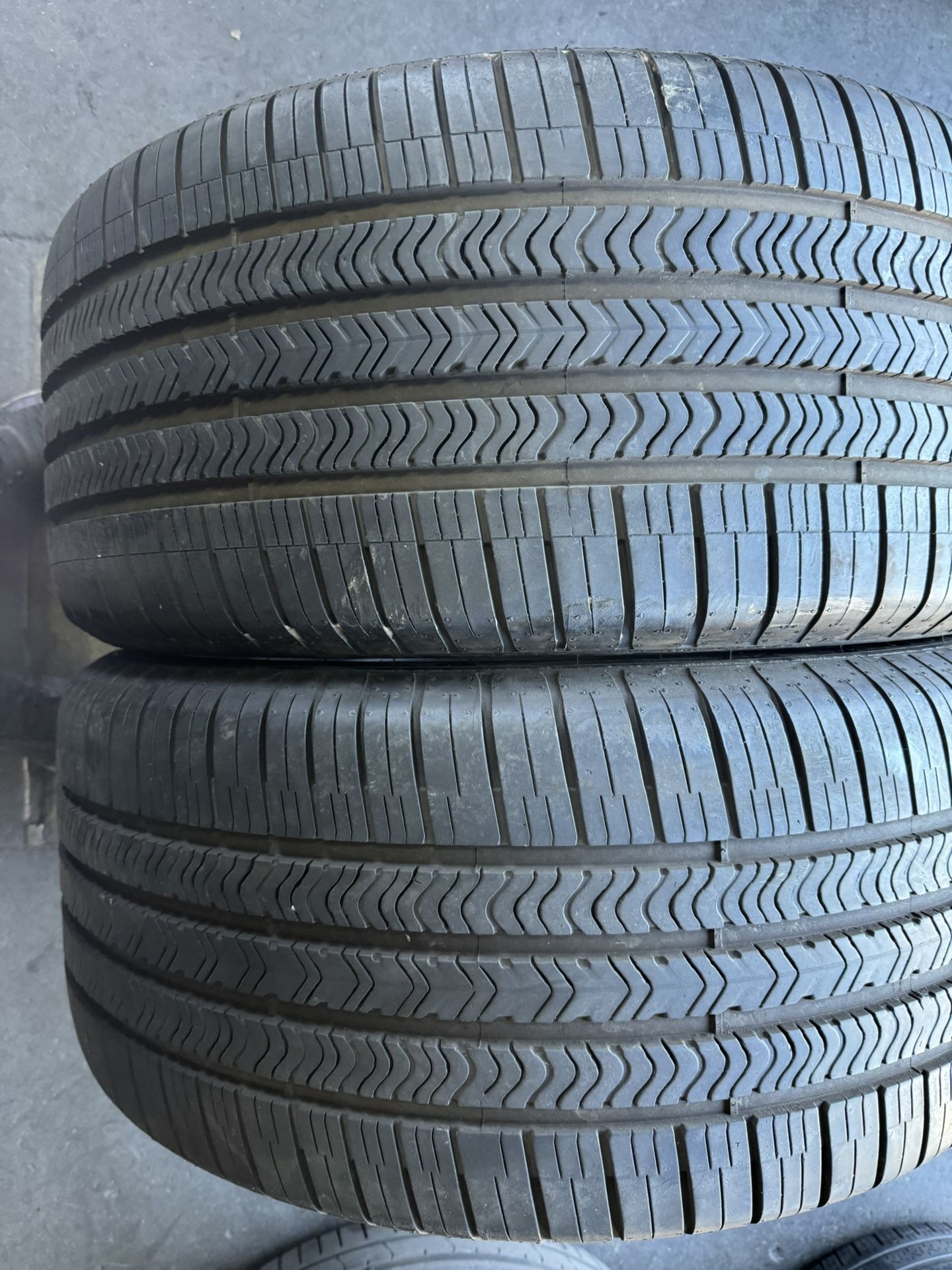 (2) 285/40R20 PAIR OF USED TIRES GOOD YEAR RUN FLAT 80% LIFE !