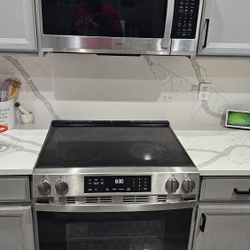 Stove And Microwave 