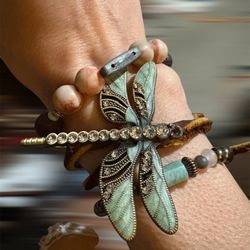 Custom𝒷𝓇𝒶𝒸ℯ𝓁ℯ𝓉𝓈