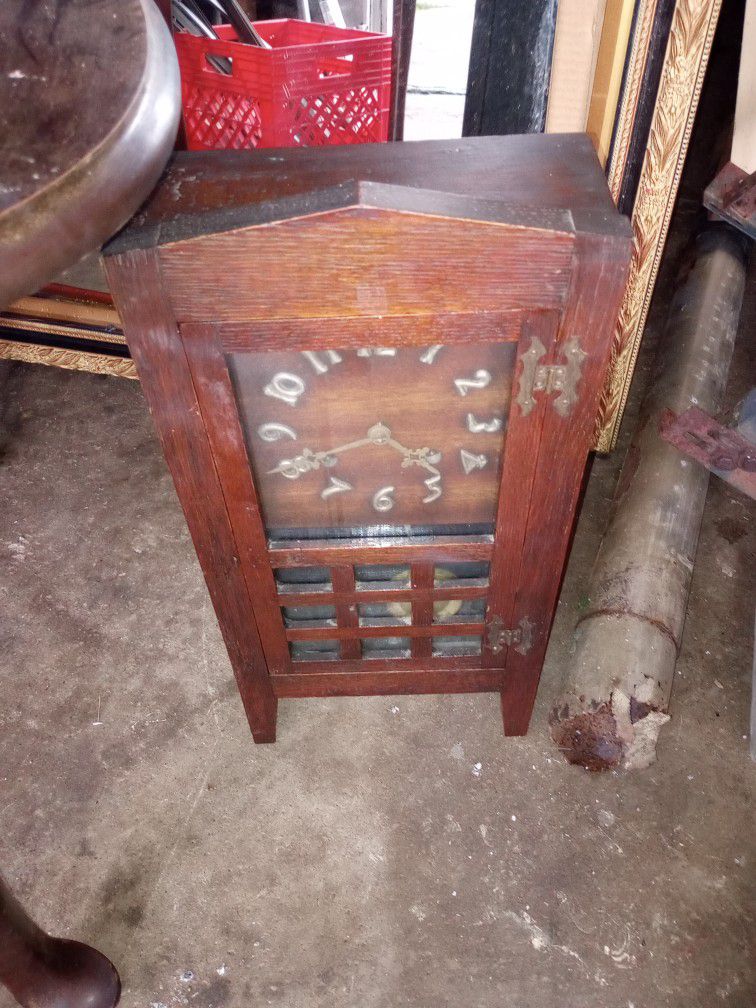vintage waterbury 1920s oak mantle clock with pendulam and wind up keys