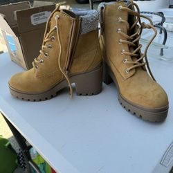 NIB Women boots 5.5