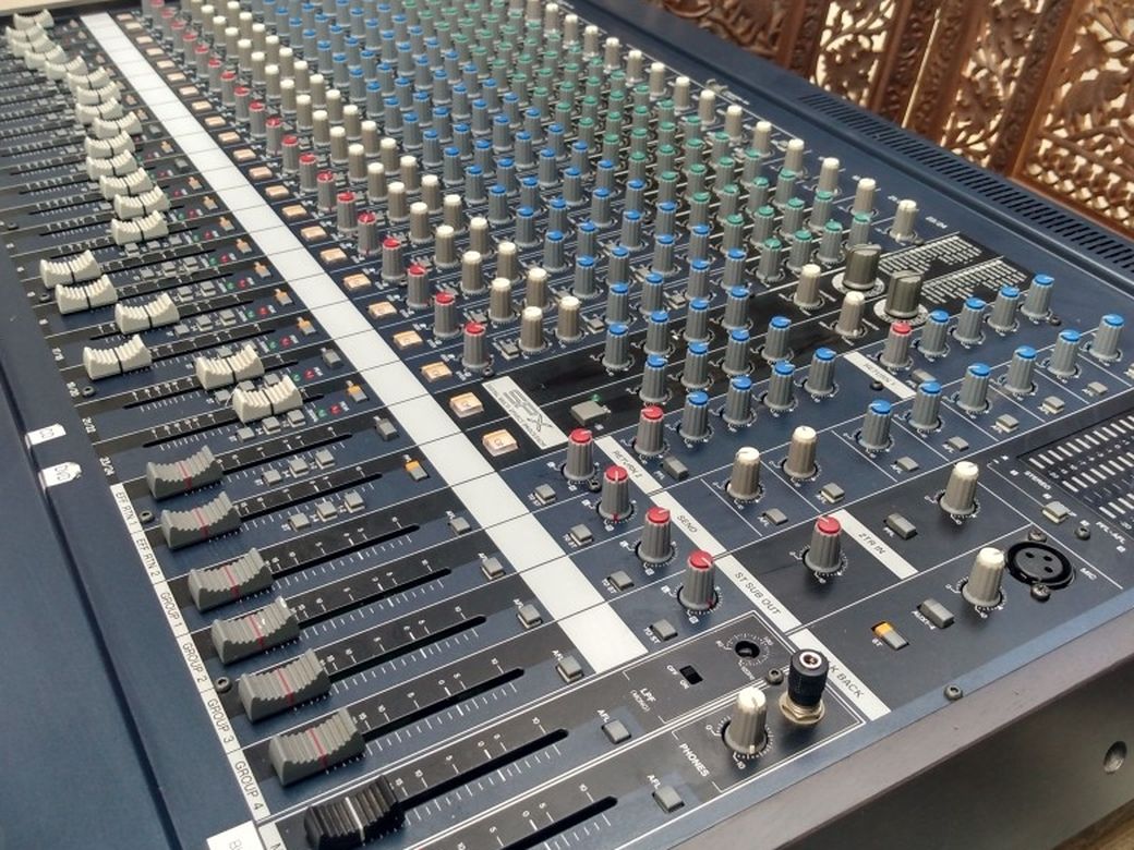 YAMAHA MIXING CONSOLE MG24/14FX