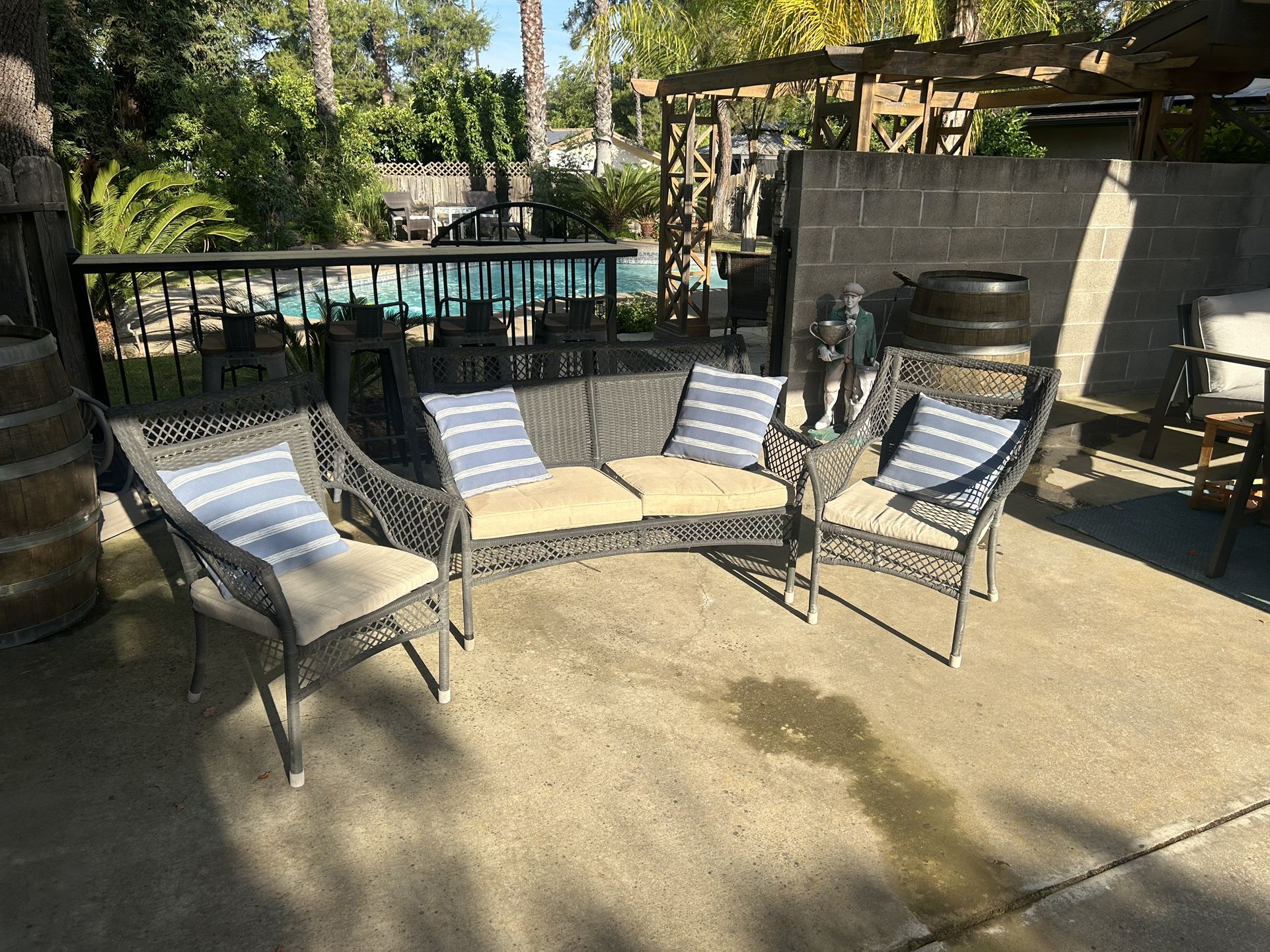 Outdoor loveseat / chairs