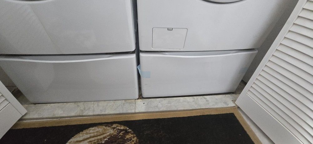 LG PEDASTALS