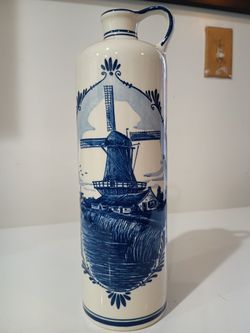 Vintage Huge 11' Delft Unique Ceramic Handpainted Stoppered Bottle.
Amazing work of art 
Pick up in Sun valley 