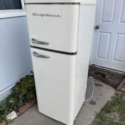 Frigidaire Retro Mini Fridge
