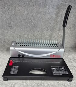 Manual binding machine and binding combs