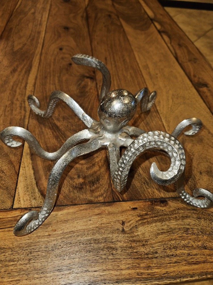 Octopus Shelf Statue Metal