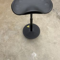 Focal upright, pivot seat