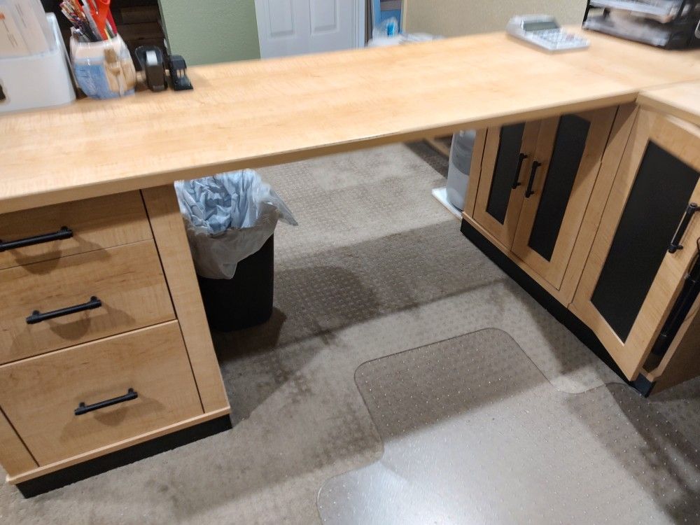 VERY CLEAN HOME OFFICE FURNITURE (DESK/LATERAL FILE CABINET)