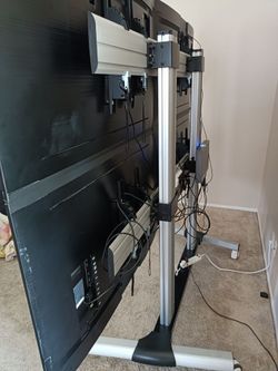 Video Wall Bundle with (4) SAMSUNG TVs with rolling stand & screen split controller, 111 inches total diagonal length

Condition is used for a few eve