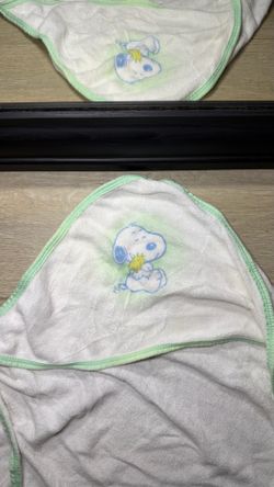 Vintage 1980s Snoopy Baby Towel / Wrap Blanket With Green Trim