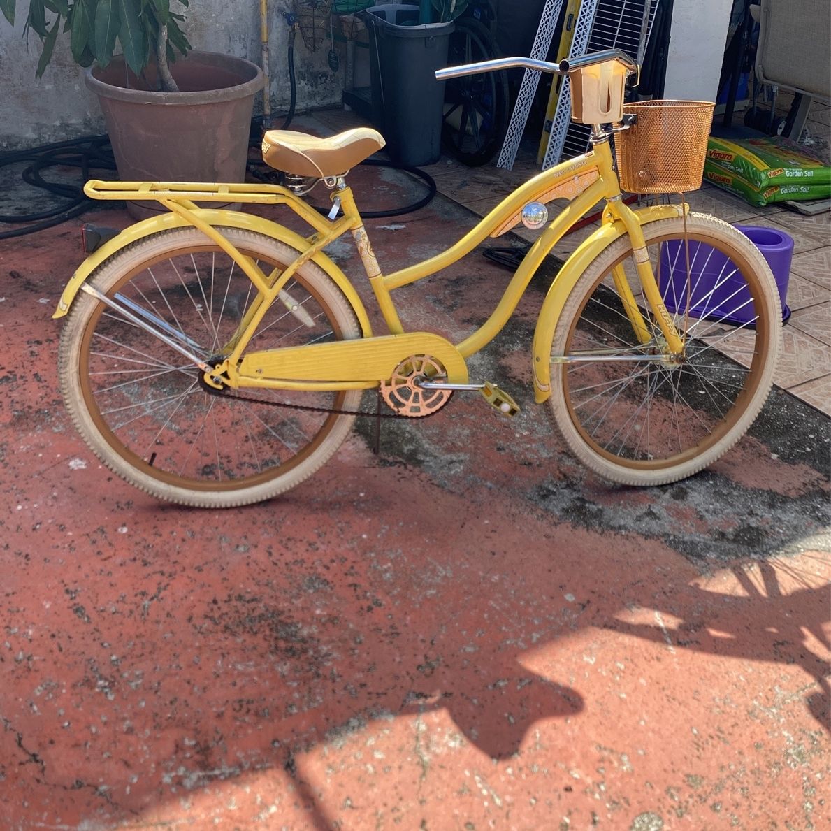 Huffy yellow best sale cruiser bike