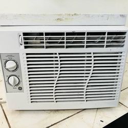General Electric WINDOW AC Unit 5000 BTU 115 Volt Room Air Conditioner
