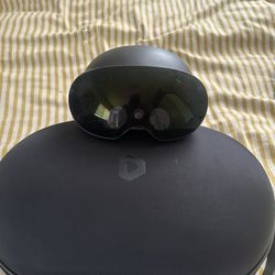 Meta Quest Pro VR Headset – Full Kit w/ Case & Charging Dock 