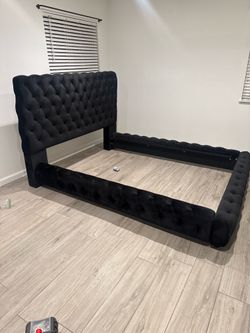 Queen bedframe