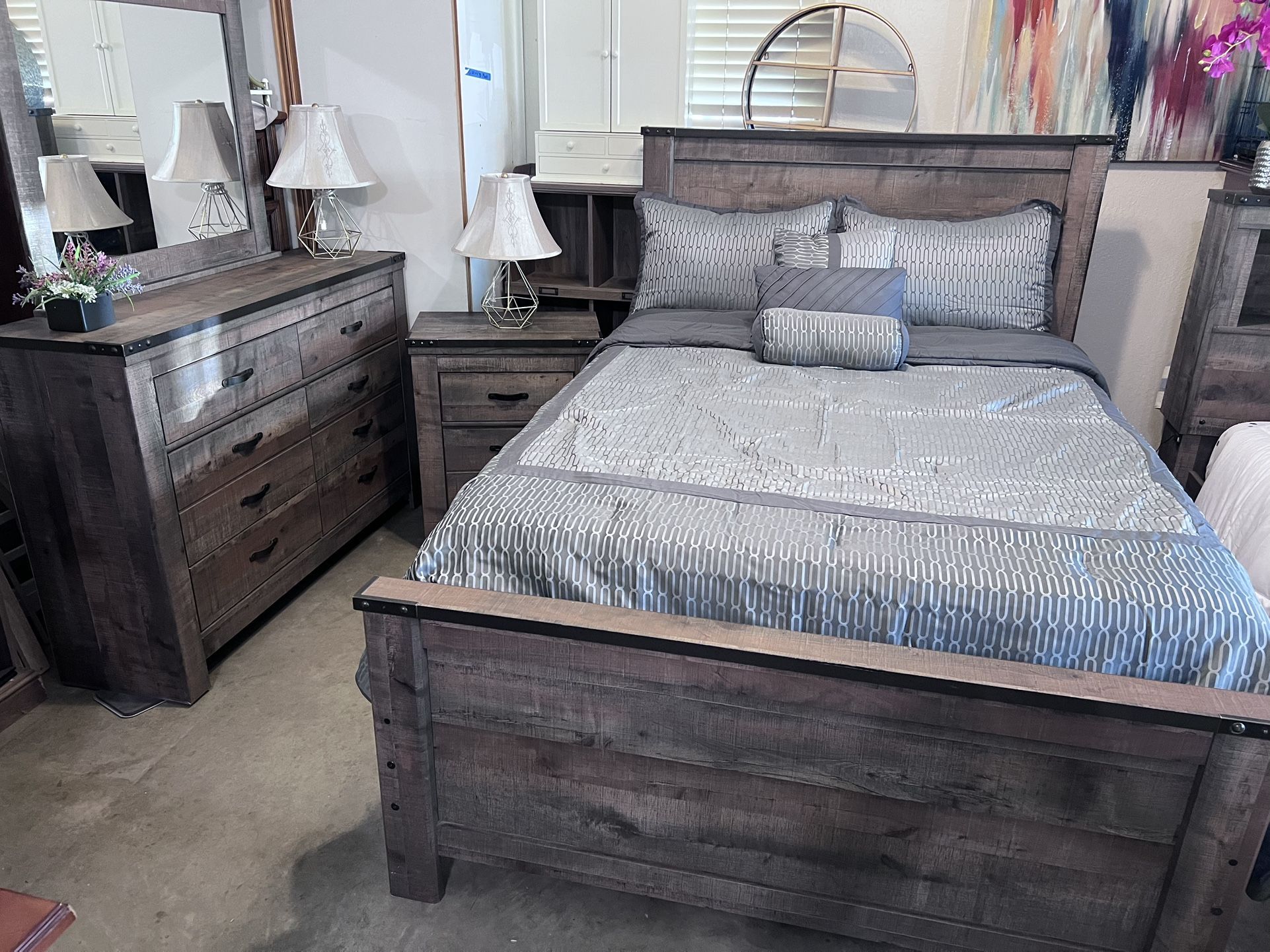 Full-size bedroom set. Includes dresser with mirror, nightstand and bedframe all in good condition. Hablo español y hago entrego