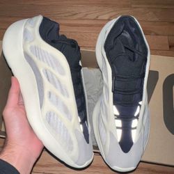 adidas Yeezy 700 V3 Azael Size 10