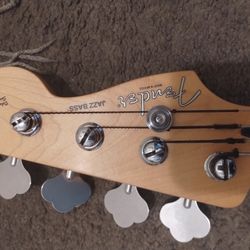 Fender Jazz bass Cream Aged White Yellow Color