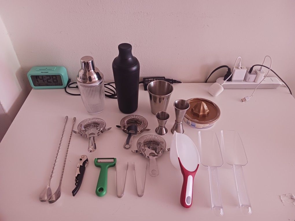 All fot Only 20 dollars (1 dollars for each piece....like a gift).
All for Bartending.
2 shaker - 2 bar spoons - 3 strainers - 2 jiggers - 3 ice scoo