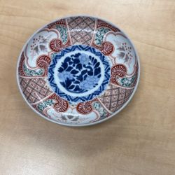 Very Beautiful Vintage Chinese Porcelain Bowl Hand-Painted with Gold Details – For Sale A stunning example of traditional Chinese ceramic artistry,