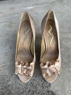 Women's High Heel Size 7M Heel Shoes Nina Composition Leather  Cash only  Pick up in North San Jose, By appointment only  Location: located close to S
