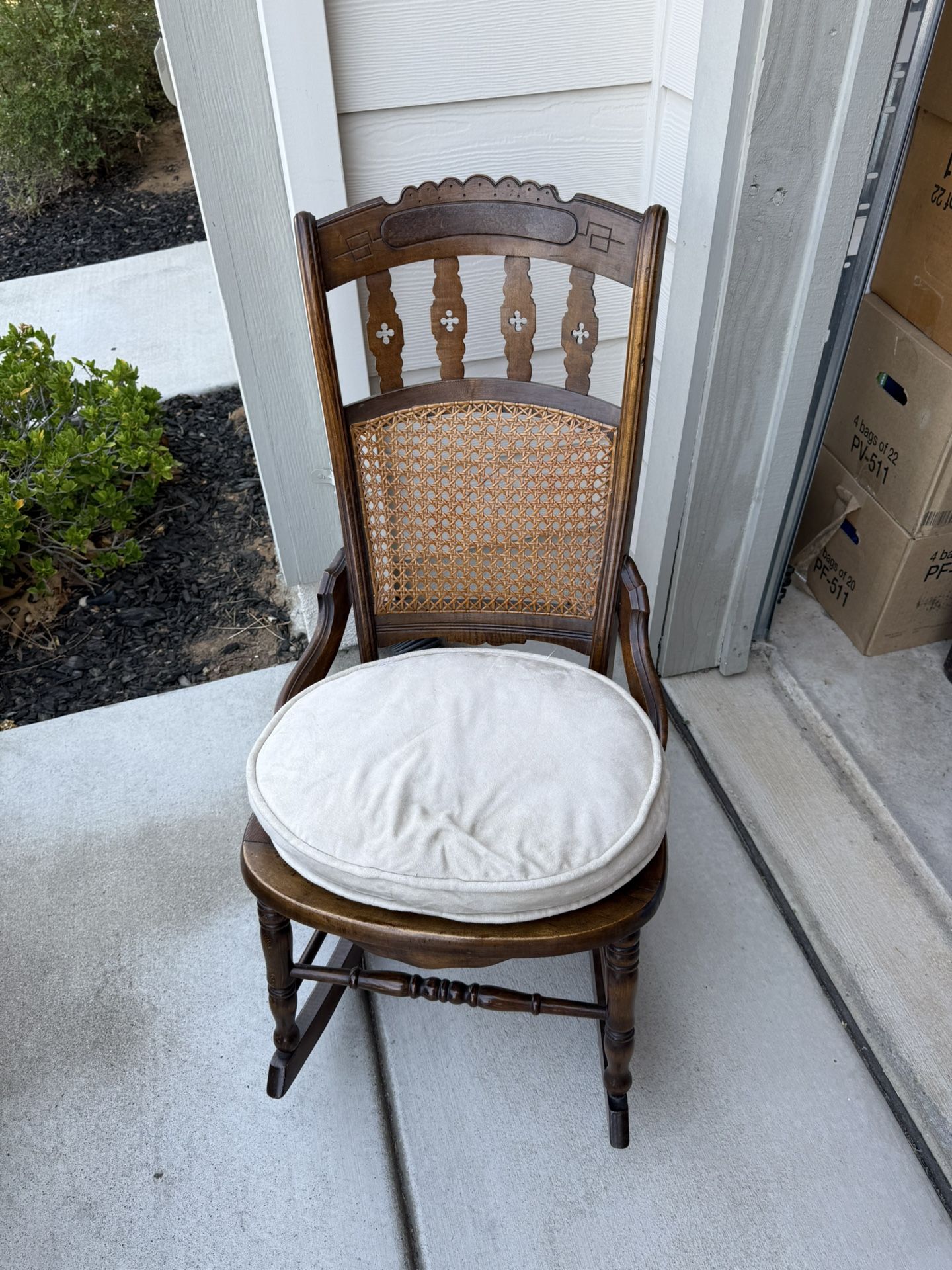 Beautiful antique wooden rocking chair 🪑 in Excellent condition!!