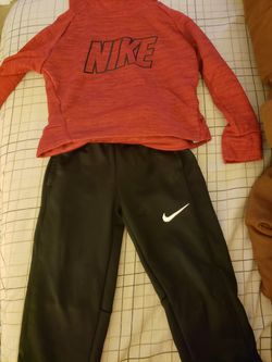 Nike sweatsuit size 2t