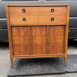 Mid Century Modern 5 Drawer Chest.