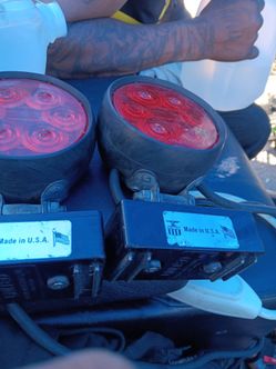 Tow truck tail lights with magnetic bottoms