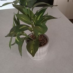 Small Fake Plant in Pot Artificial Plant Decor Desk Office Bedroom