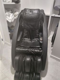 Inner Balance wellnessG force massage chair. Black and in works perfectly. We payed 4000 dollars for it a couple years ago. Wa thinking 800 or best of