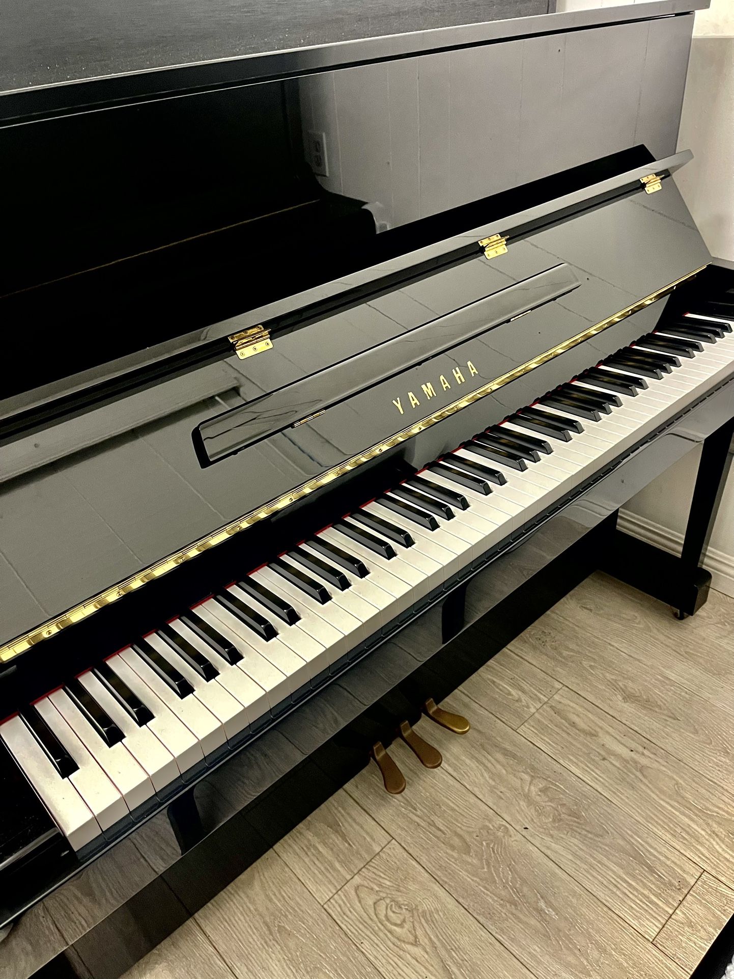 Excellent Condition 2009 Yamaha YM5 Upright Piano Built In Japan Free Delivery And Tuning Plus New Adjustable Bench